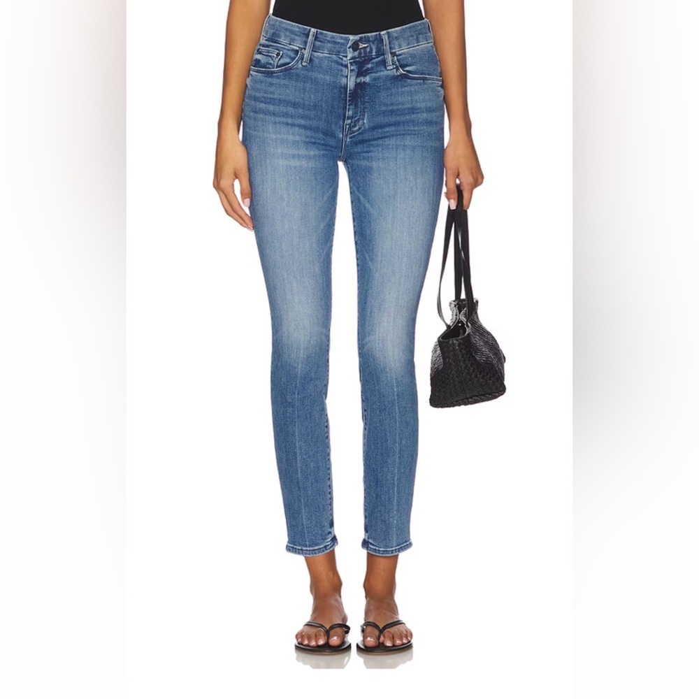 🌟 Mother Denim Jeans – The Looker Ankle 🌟
Size 25 • Color: “We The Animals”